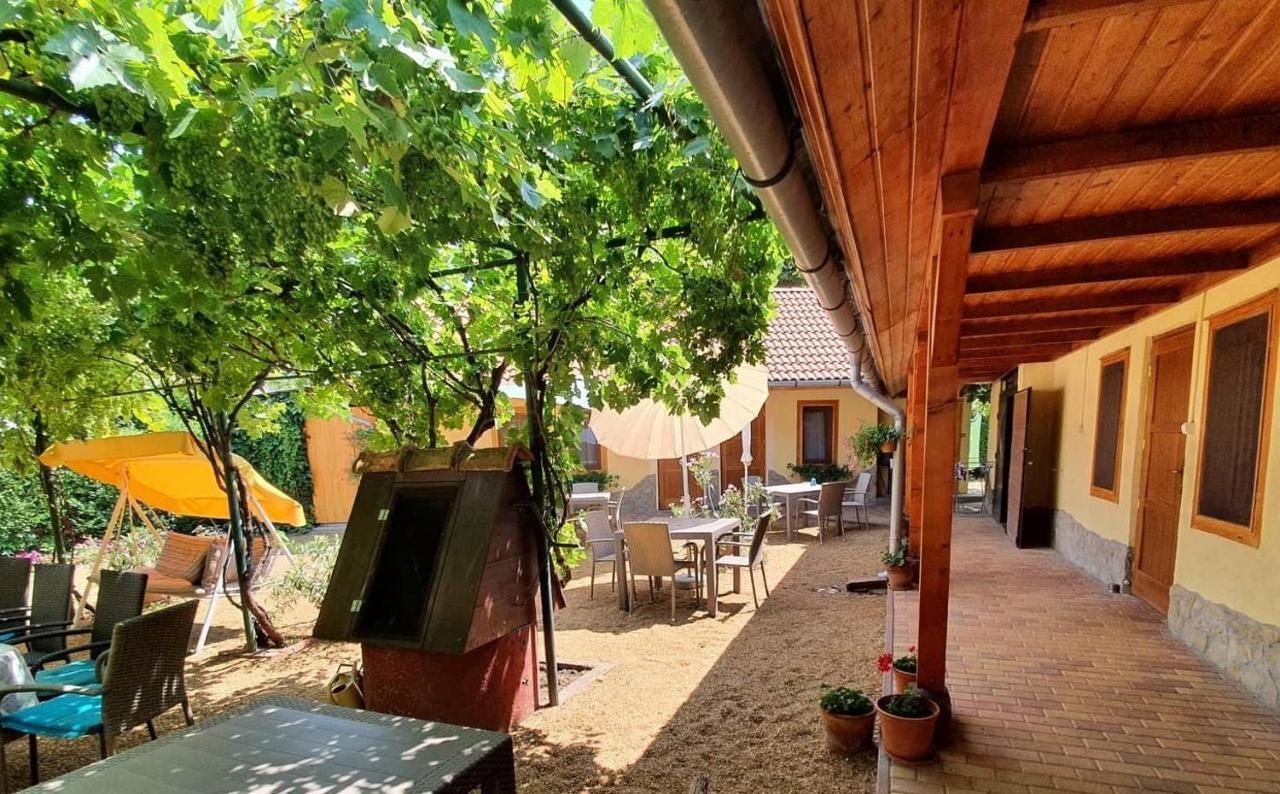 Muskatlis Haz Apartment Balatonlelle Luaran gambar